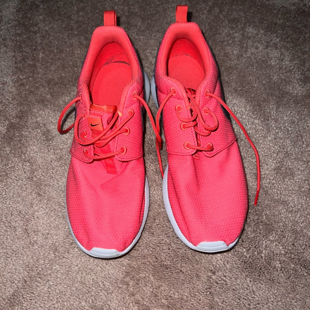 Coral pink and navy Nike Roshe shoes.
